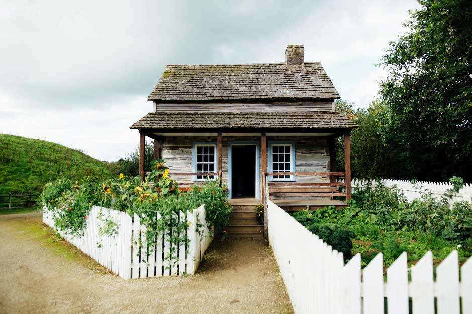 Creating a Cozy and Inviting Farmhouse Atmosphere with Log Home Cabin Kits