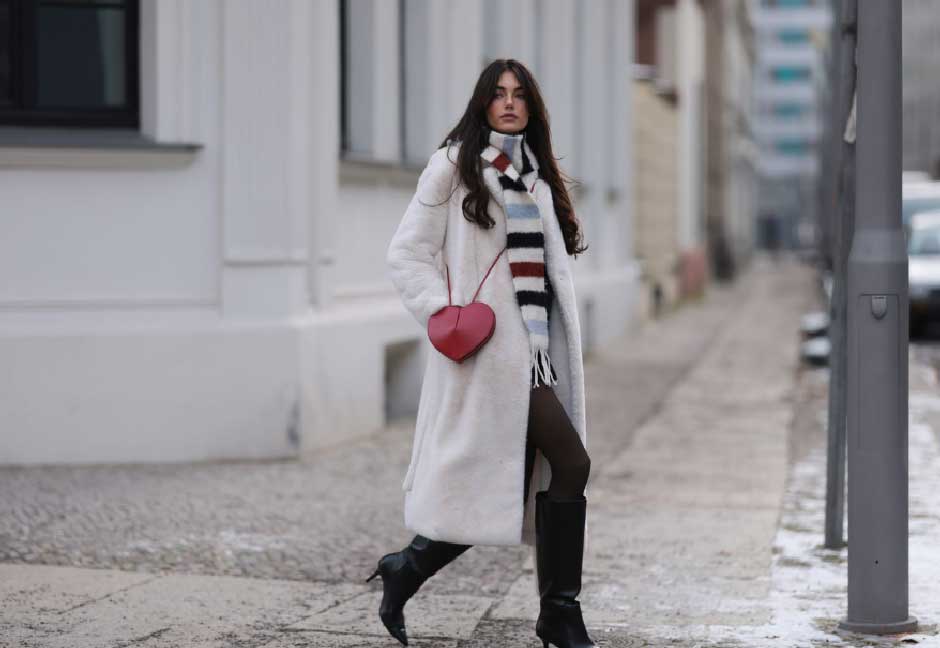 Chic and Cozy Outfit Inspiration for New Moms Who Prefer a Modest Look