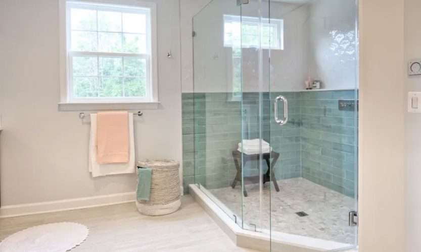 Shower Door Designs That Maximize Light and Space